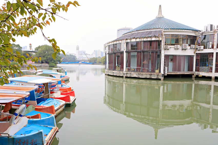 如今箏笛浦風光盡失，只留下一座廢棄建築