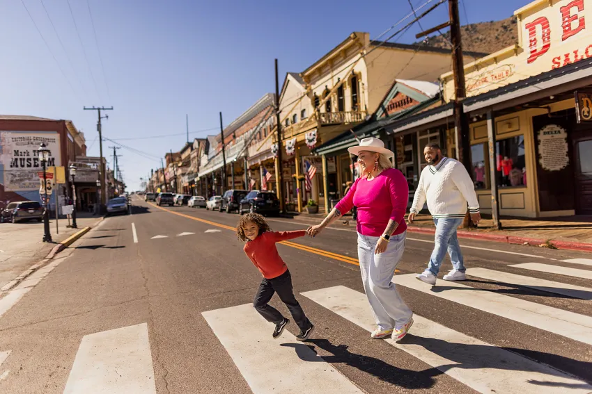 親子漫步歷史西部小鎮維吉尼亞市。圖：美國國家旅遊局／提供