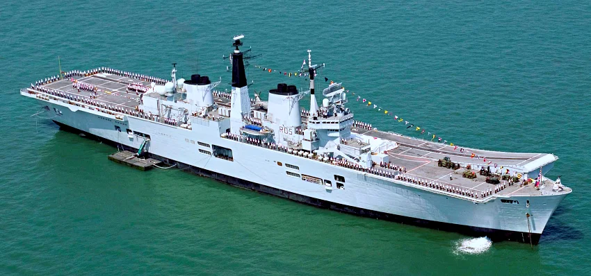 HMS Invincible (R05) 