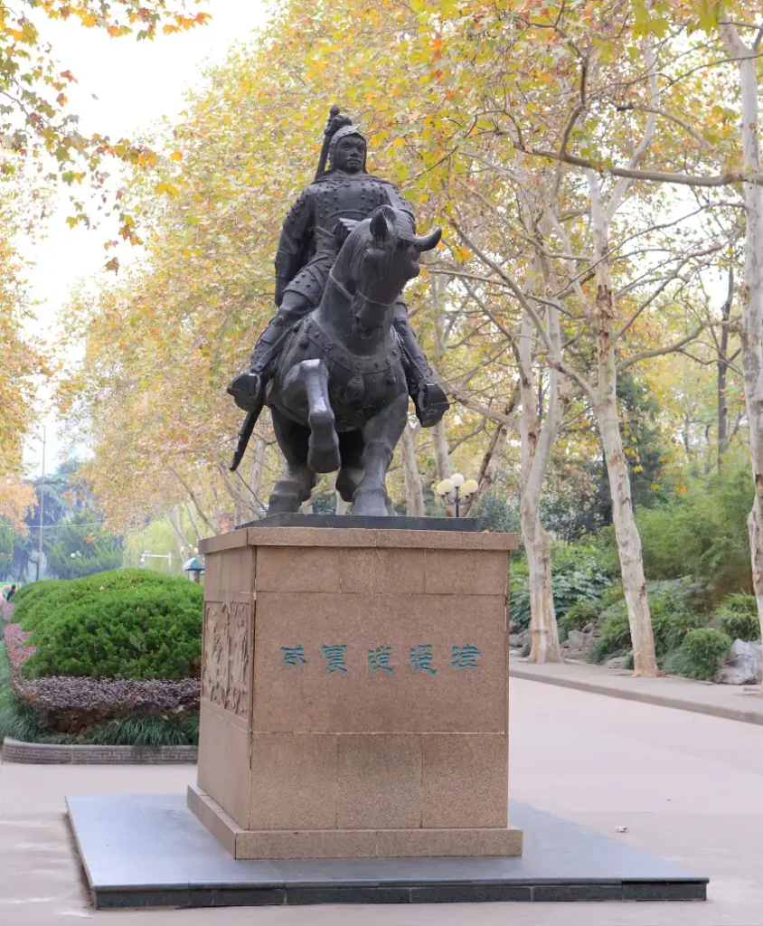 張遼威震逍遙津的青銅雕像威風凜凜