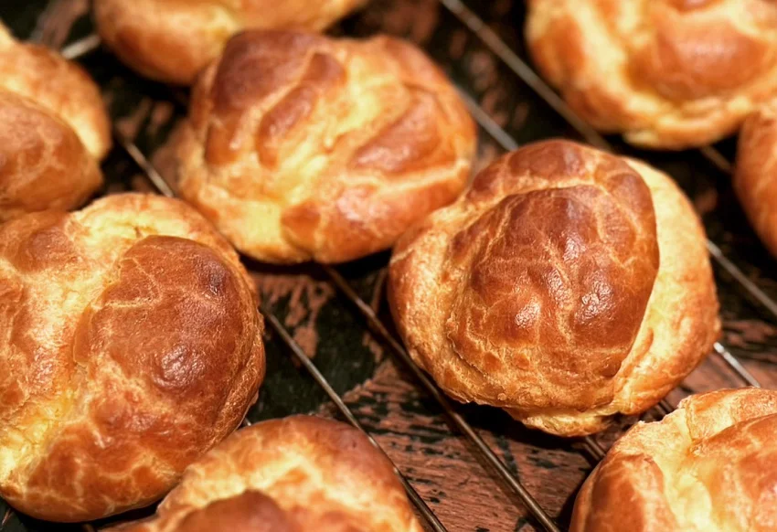 店內提供戚風蛋糕與嚴選食材所製的泡芙,現場手作烘焙,細緻香軟,風味獨特。©ギャラリー珈琲店 古瀬戸