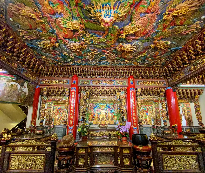 2樓神殿天花板的「祥龍獻瑞」色彩鮮艷