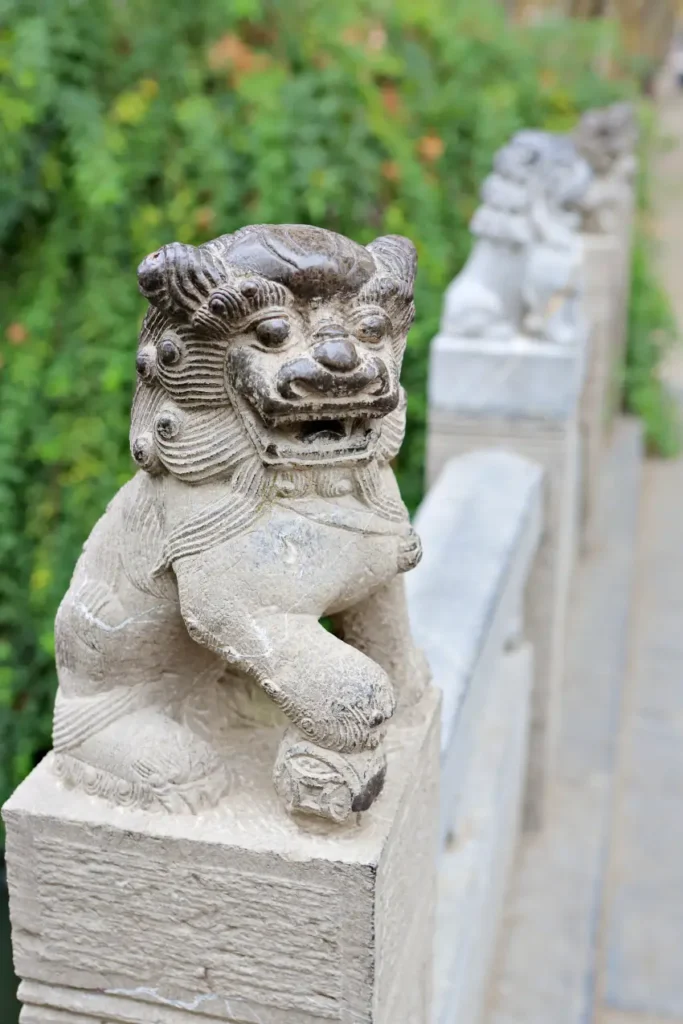 橋上的石獅子模樣生動