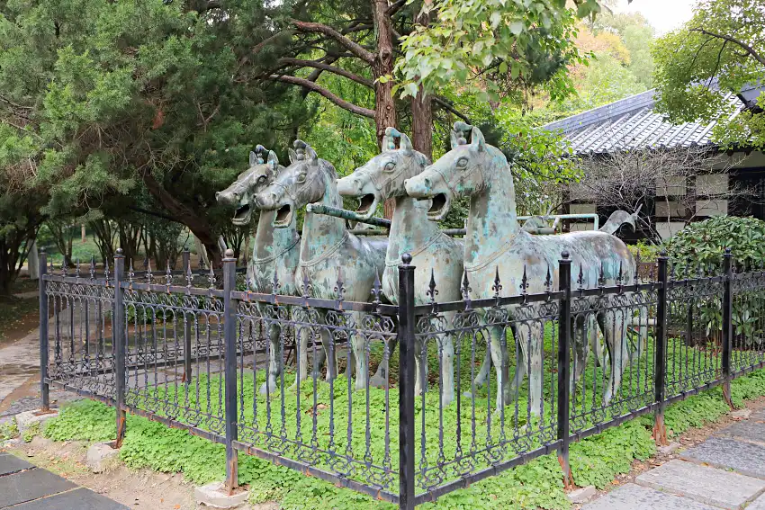 馬銅像寓意軍令如山，駟馬難追