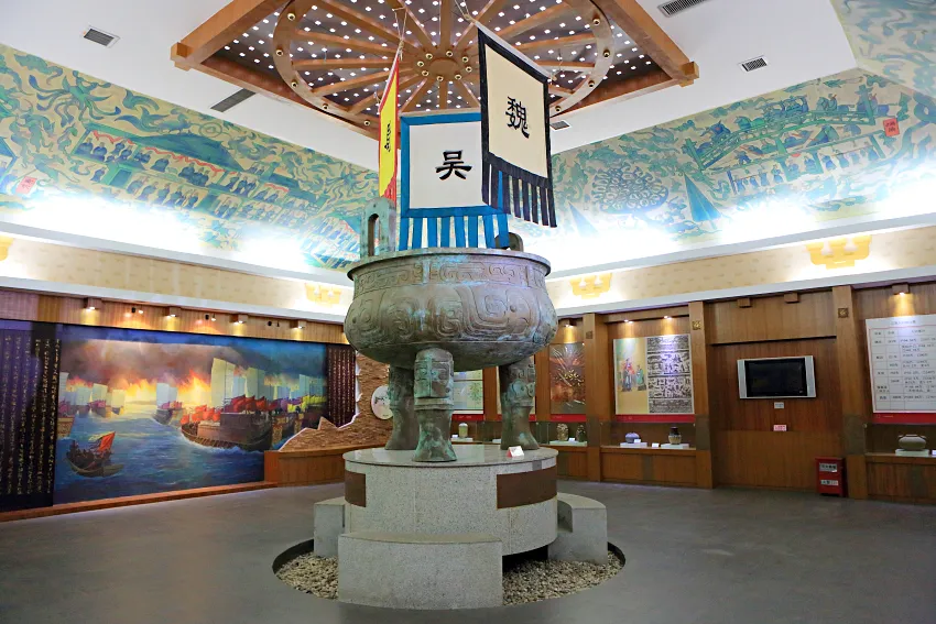 三國歷史文化館大廳內的青銅大鼎象徵三國鼎立，館內展示多項古物複製品