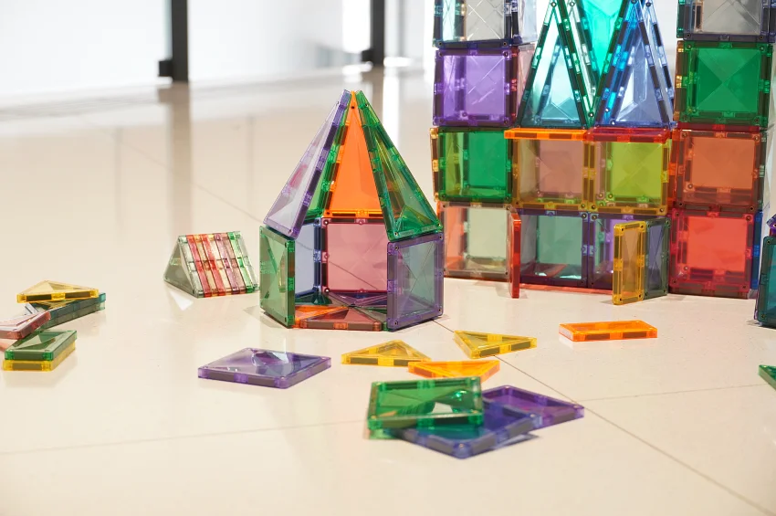 勤美術館藝術教育＿好吵美術館和樂嘿教育合作、邀請大小朋友透過幾何磁力片拼組出美術館的建築特色