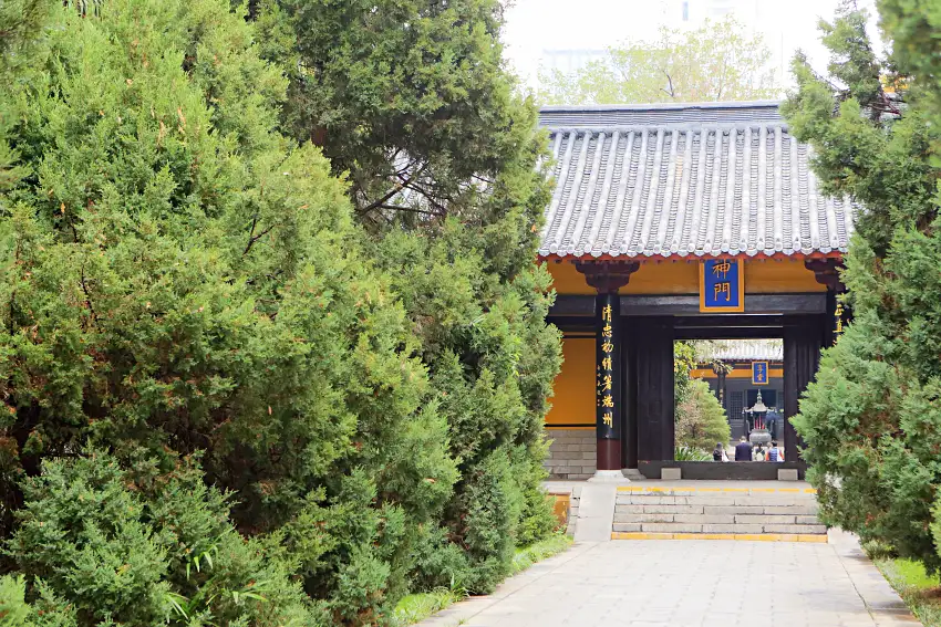 穿過神門，便是通往享堂的神道