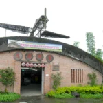 位於宜蘭市金六結軍區後方的思源機堡上方有醒目的竹飛機設計