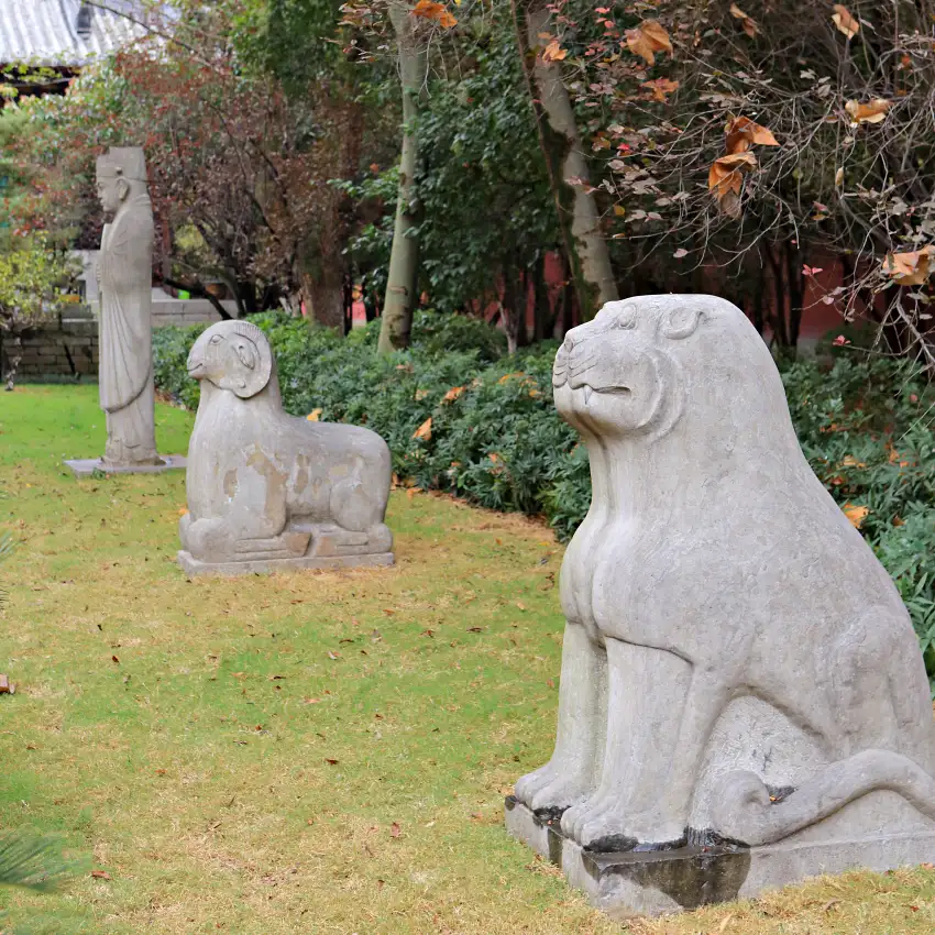 神道上設有石虎、石羊及文武官各一對，代表墓主為三品以上官員