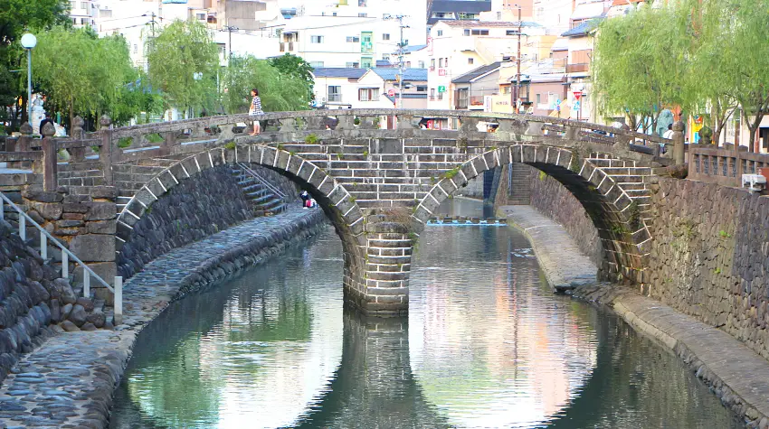 長崎著名的眼鏡橋，旁邊石牆還可找到隱藏版的心形石