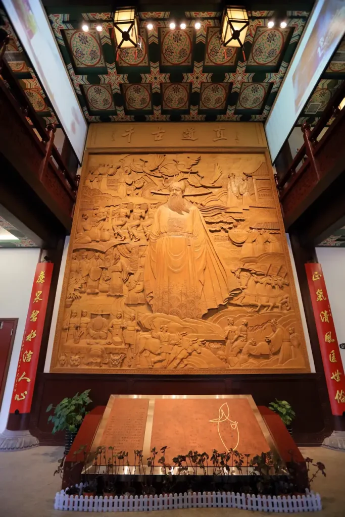 清風閣內一樓展示的大型木雕名為「清風贊」，下方為包括調任官職歷程