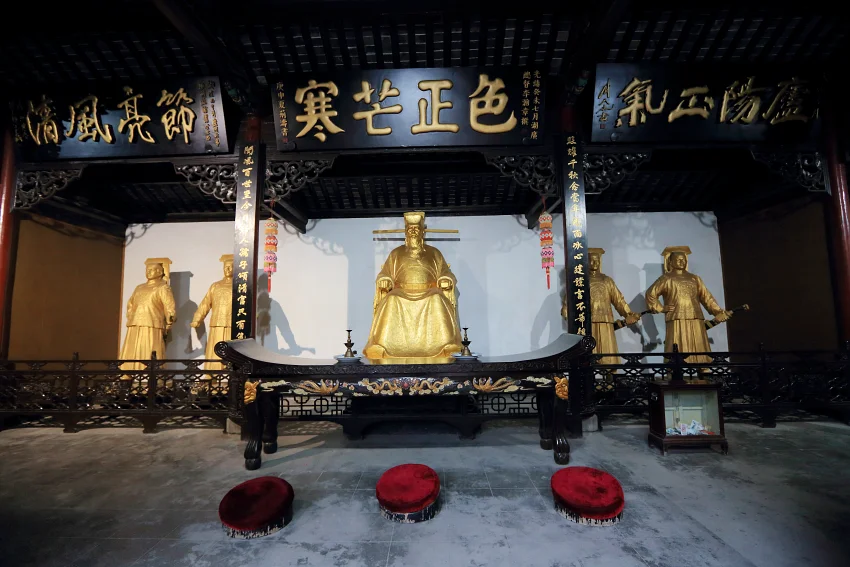 包公祠內的包公塑像剛正威武,讓人肅然起敬