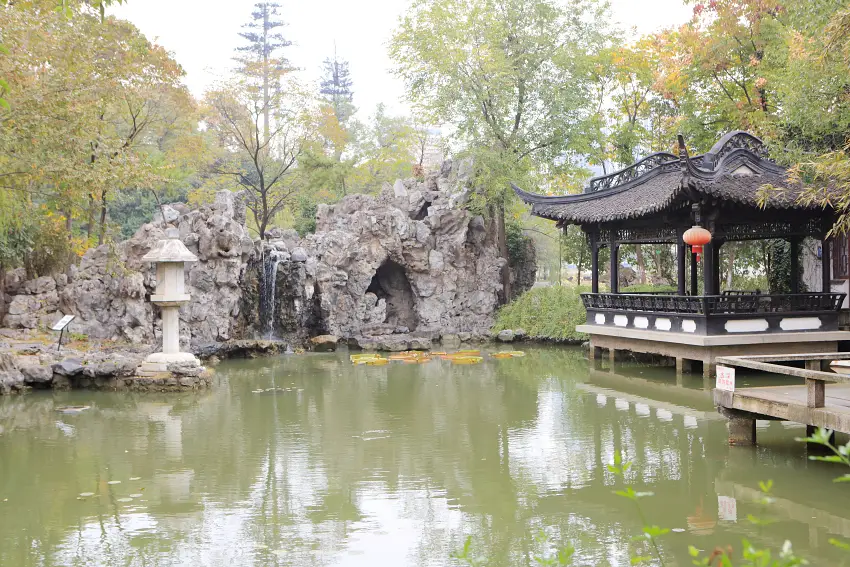 浮莊內的假山、亭閣規模雖不大，精緻程度不輸大型庭院