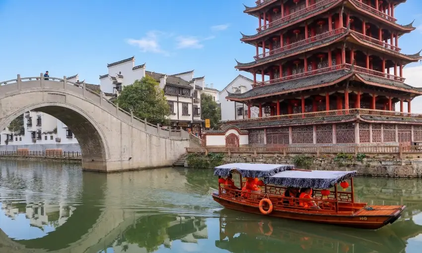 搭乘遊船穿梭河道，由不同角度欣賞古橋與樓閣