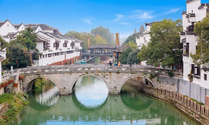 三縣橋是因「一橋跨兩岸，雞鳴三縣聞」而得名，是三河古鎮內保存最完好的古石橋