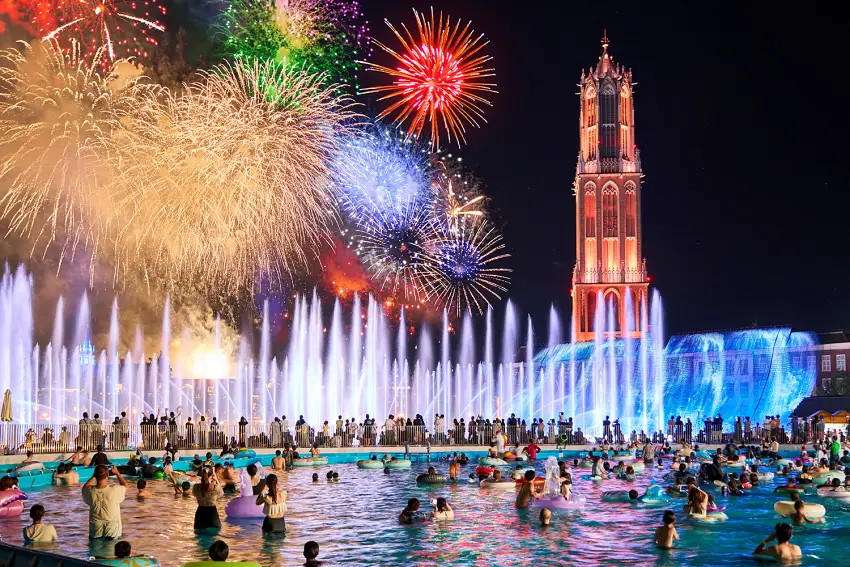 豪斯登堡晚間可欣賞光之水舞和夏夜煙火的絢爛 (本頁圖片©HuisTenBosch/J－21488)