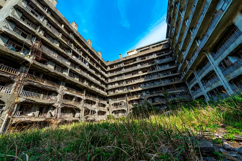 端島公園和65號樓。65號樓北棟（正面）的陽台有戰爭時的防空用偽裝塗裝。