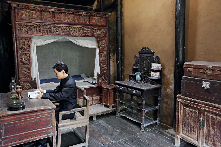 楊振寧讀書模擬人像