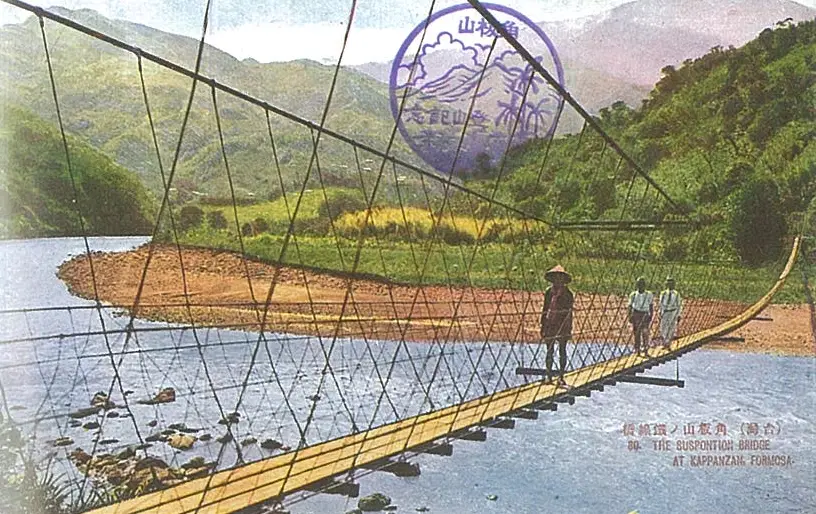 最早期的吊橋橋身輕巧，寬度僅供一人通行（圖片提供：收藏家潘思源）